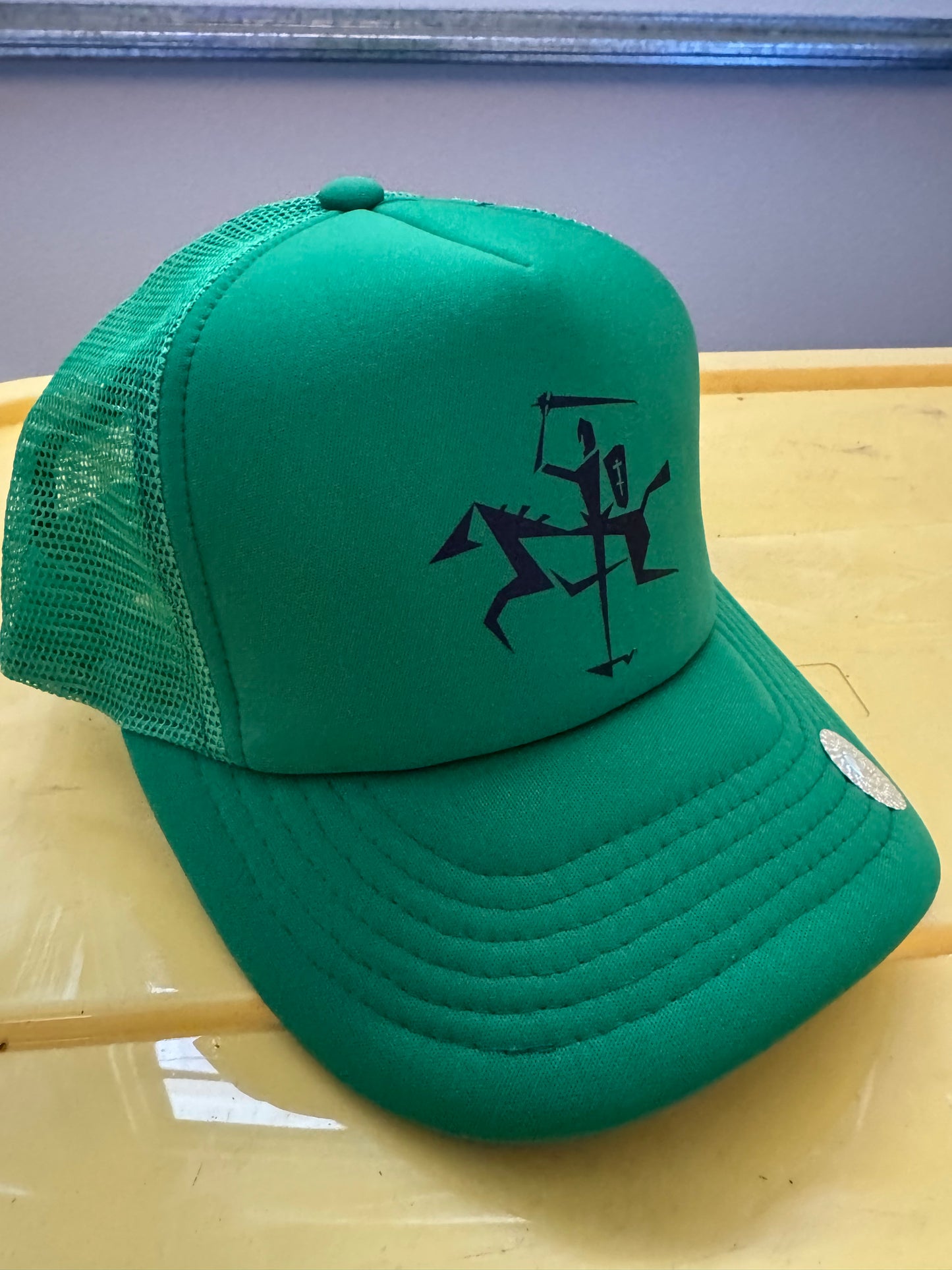 Vytis solid mesh trucker hat