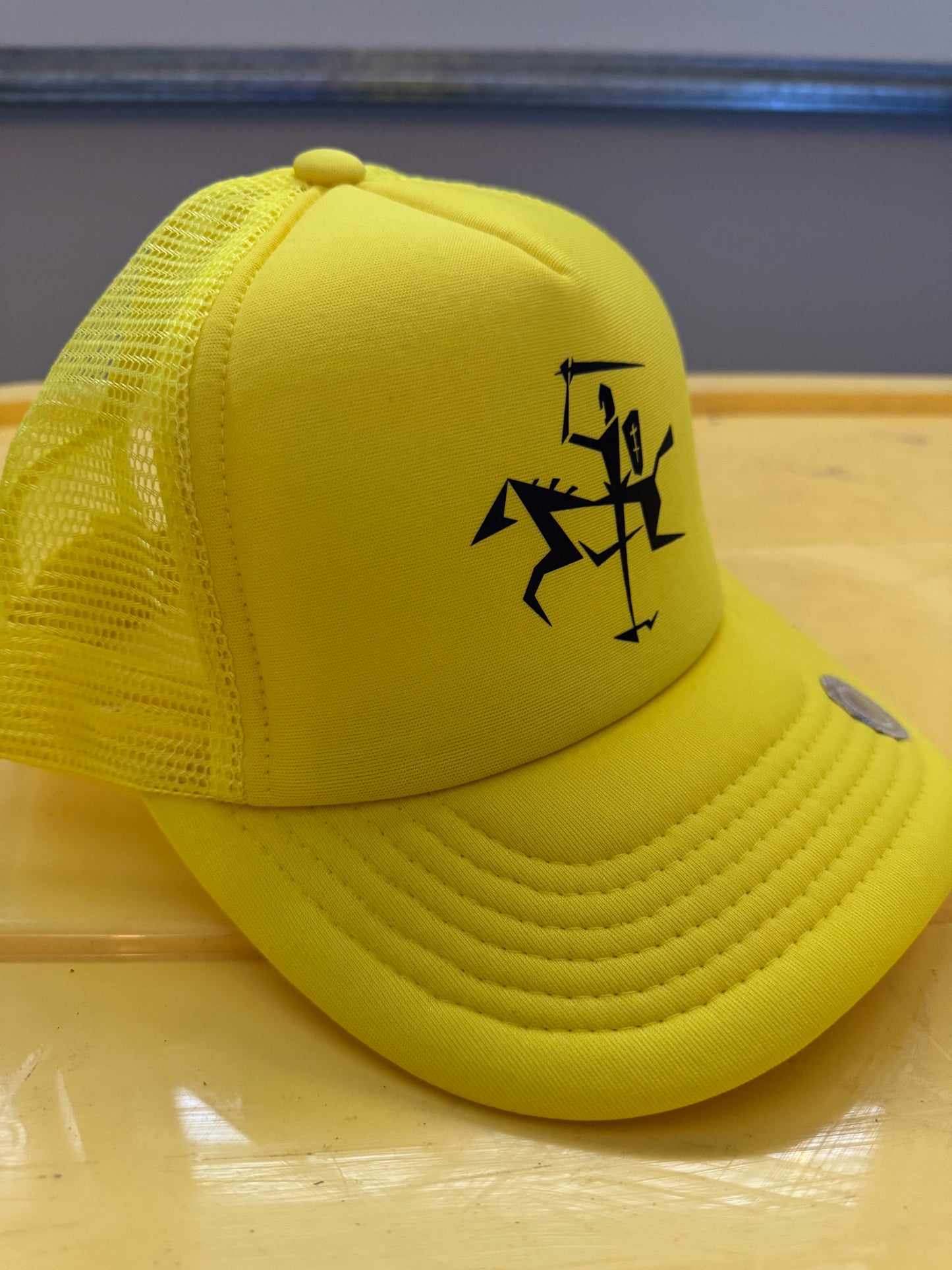 Vytis solid mesh trucker hat